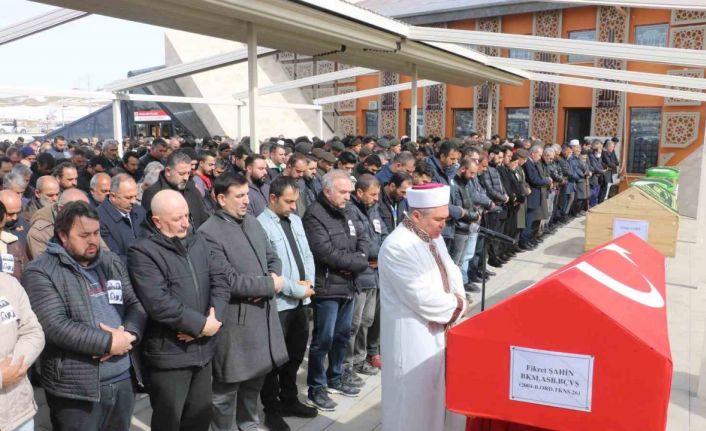 Bir aile yok oldu, yan yana dizilen tabutlar yürek dağladı
