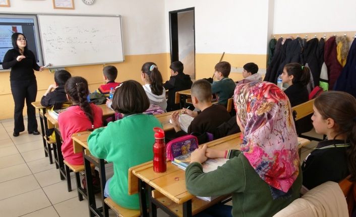 Bitlis’te 419 depremzede öğrenci ders başı yaptı