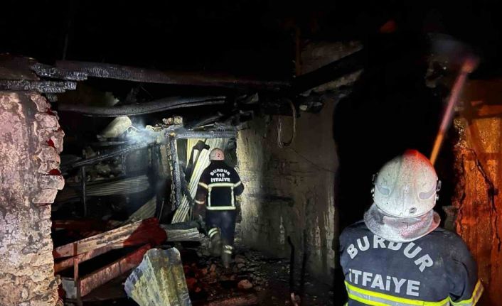 Burdur’da çıkan yangında ev, samanlık ve ahır kullanılamaz hale geldi