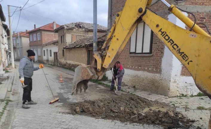 Burhaniye’nin kırsal mahallelerinde yol çalışmaları devam ediyor