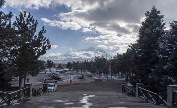 Büyükşehir, 5,5 saatte 236 mahalle yolunu ulaşıma açtı, kapalı yol bırakmadı