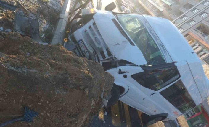 Buzlu yolda kontrolden çıkan minibüs aydınlatma direğine çarparak durdu: 4 yaralı