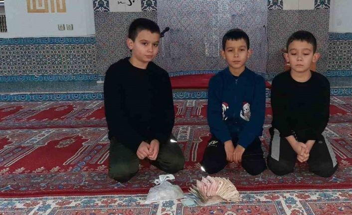 Çanakkale’de 3 kardeş kumbaralarında biriktirdikleri 2 bin lirayı depremzedeler için bağışladı