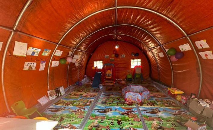 Denizli Büyükşehir deprem bölgesinde çocuk oyun alanları  kurdu