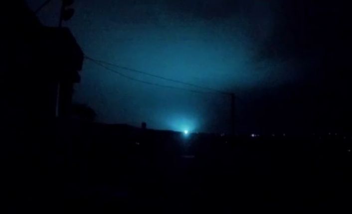 Deprem anında mavi ışıklar dikkat çekti, iş makinesi kamerası böyle kaydetti