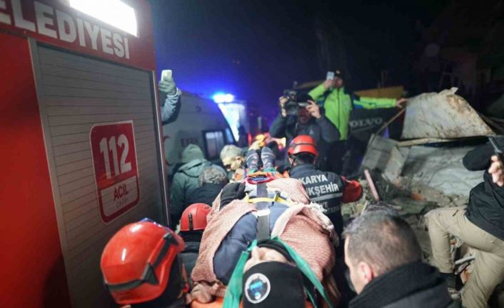 Deprem bölgesine 80 yardım tırı gönderildi, ekipler 33 cana umut oldu