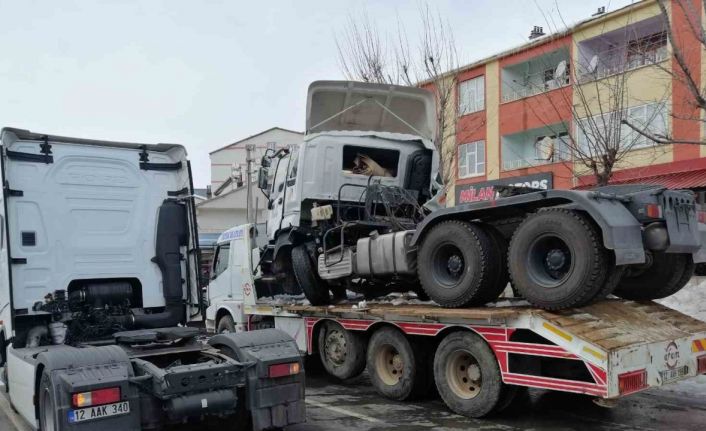 Deprem bölgesine giden yardım tırı, çöp kamyonuna çarptı: 1 yaralı