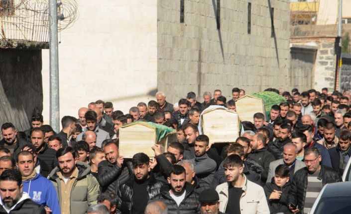 Deprem enkazında can veren mimar ve ailesi Cizre’de yan yana defnedildi