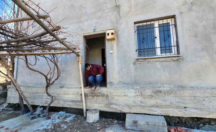 Deprem evi yıkmadı ama 30 santim kaldırıp, 2 metre ileriye taşıdı
