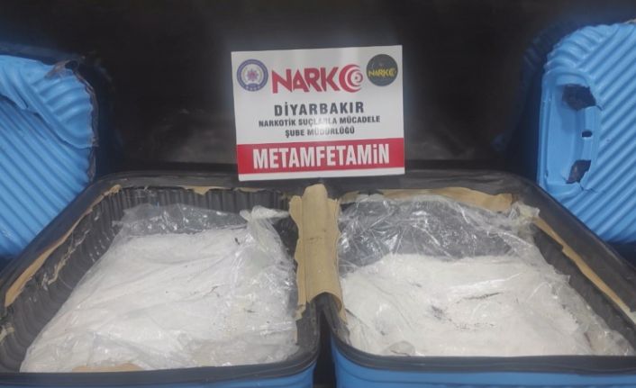 Deprem için yardıma geldiğini ileri süren bir kişinin çantasında 1 kilo 940 gram uyuşturucu çıktı