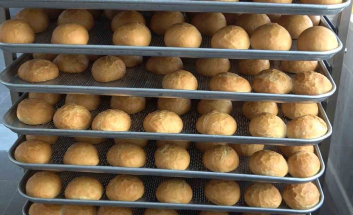 Deprem nedeniyle eğitime ara verilen okullar depremzedeler için ekmek üretim merkezi oldu