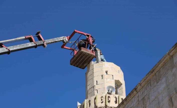 Deprem sonrası camilerde tadilat ve temizlik çalışması