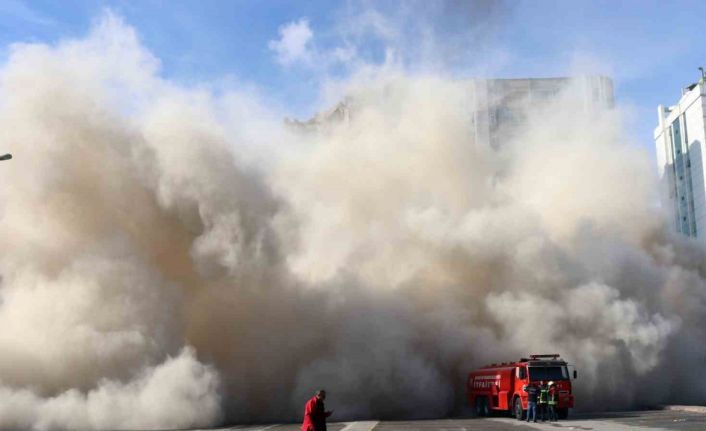Depremde ağır hasar gören bina yıkılıyor, toz bulutu etrafı kapladı
