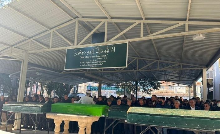 Depremde enkaz altında kalan anne ve 3 çocuğu Burdur’da toprağa verildi