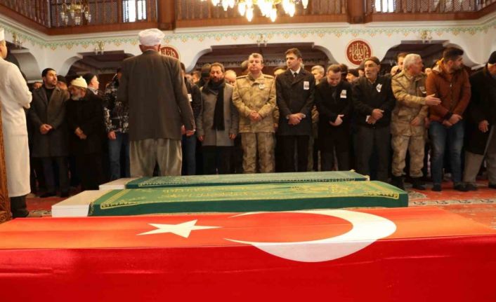 Depremde enkaz altında kalan Vanlı Uzman Çavuş ve ailesi gözyaşları içerisinden toprağa verildi