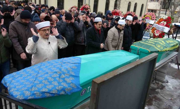 Depremde enkaz altında kalarak hayatlarını kaybeden anne ile oğlu toprağa verildi