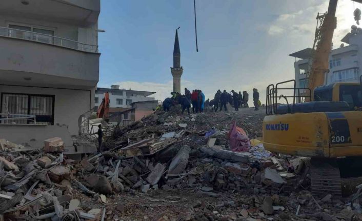 Depremde hasar gören ve tehlike arz eden minare ekipler tarafından yıkıldı