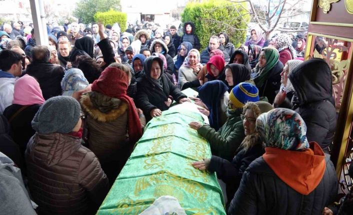 Depremde hayatını kaybeden anne ve 10 aylık bebeği son yolculuğuna uğurlandı