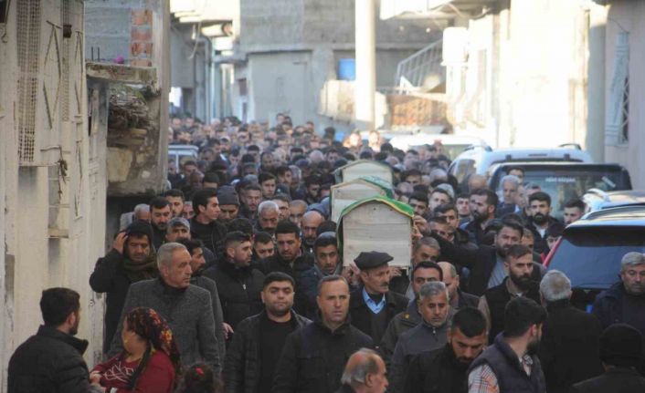 Depremde hayatını kaybeden anne ve iki kızı Cizre’de yan yana defnedildi