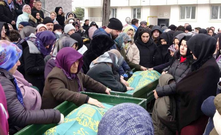Depremde hayatını kaybeden Dilek öğretmen ve kızı gözyaşları içinde toprağa verildi