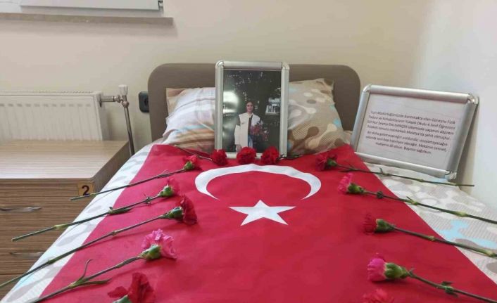 Depremde hayatını kaybeden Elif Nur’un Rize’de kaldığı yurt odasındaki yatağına çiçek ve Türk bayrağı bırakıldı