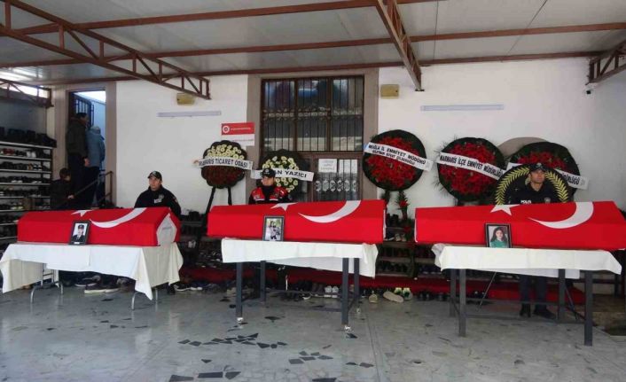 Depremde hayatını kaybeden polis memuru anne ve iki kızı Marmaris’te toprağa verildi