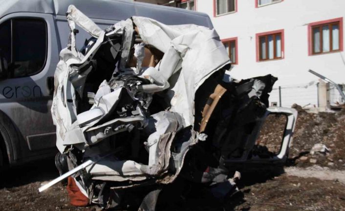Depremde milyonluk araçlar kağıt gibi ezildi, top şeklini alan araç şaşkına çevirdi