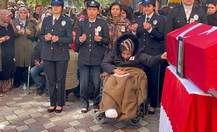Depremde polis eşini ve 3 çocuğunu kaybetti, tekerlekli sandalye üzerinde tabuta son kez dokundu