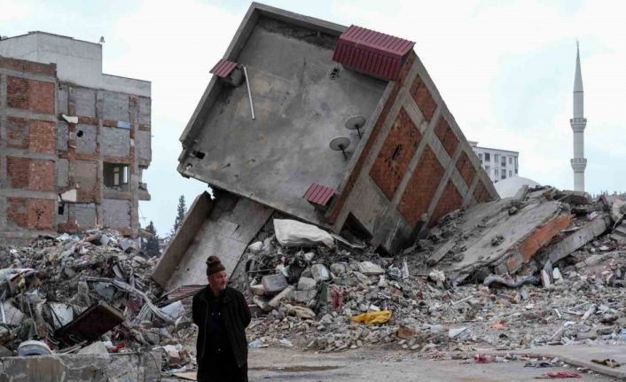 Depremde torunlarını ve çocuklarını kaybeden Hatice Teyze, enkaz altında kalan hatıralarını arıyor
