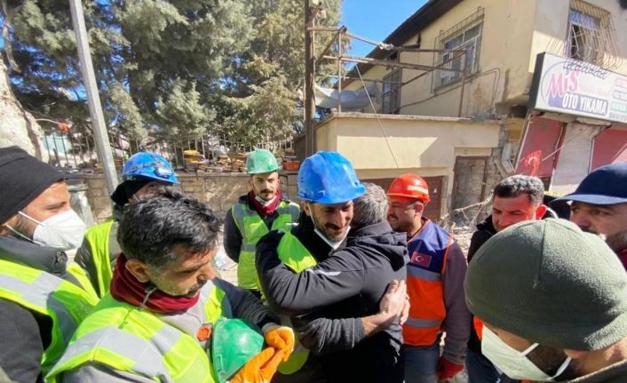 Depremden 248 saat sonra Aleyna’nın kurtarılmasına tanık olan Başkan Şayir, gözyaşlarına engel olamadı