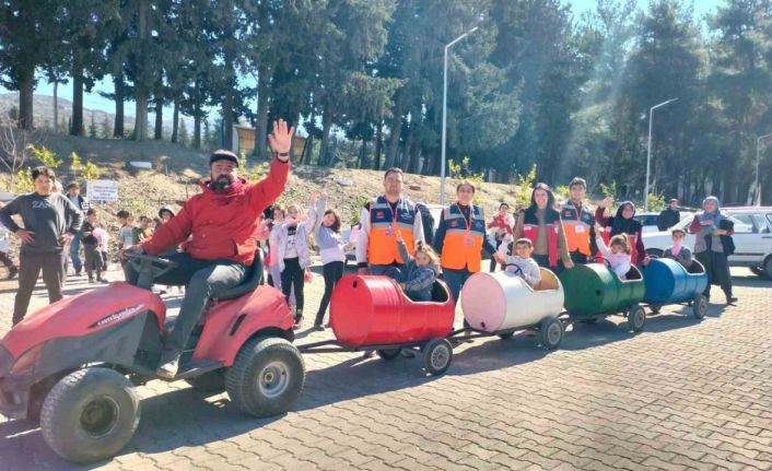 Depremden etkilenen çocukların yüzünü varillerden yaptığı tırtıl ile güldürdü