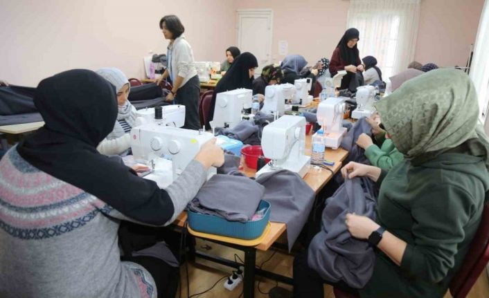 Depremin acısını 24 yıl önce yaşayan kadınlar afetzedeleri ısıtabilmek için aralıksız çalışıyor