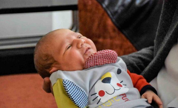 Depremzede ailenin bebek sevinci