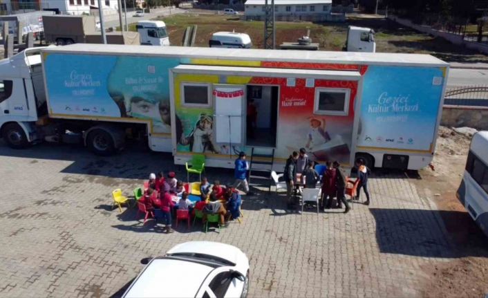 Depremzede çocuklar bu tırda buluşuyor, hem eğleniyor hem de öğreniyor