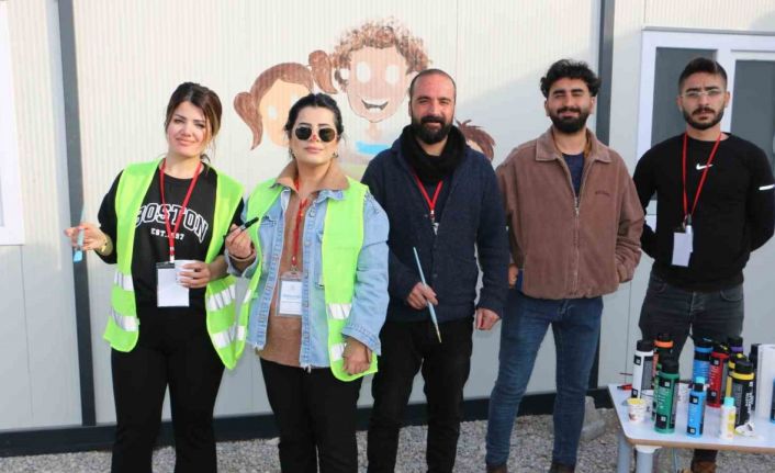 Depremzede çocuklar için soğuk duvarlara sıcak dokunuş