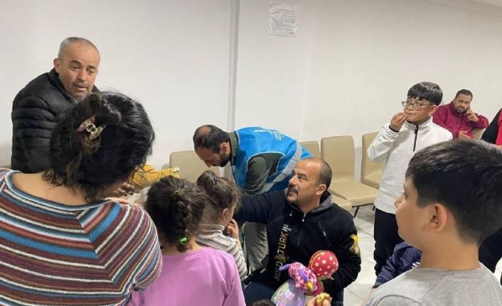 Depremzede çocuklar için topladığı oyuncakların dağıtımını yaptı