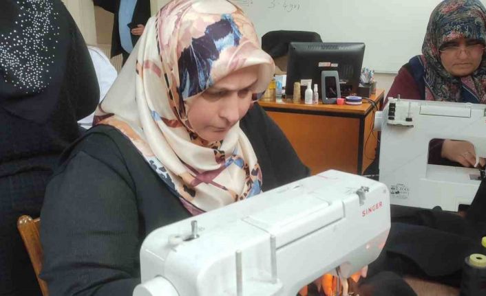 Depremzede çocuklara uyku tulumu, atkı ve bere diktiler