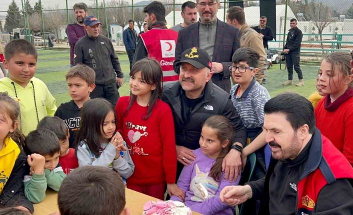 Depremzede Ecrin’e konteyner kentte doğum günü sürprizi