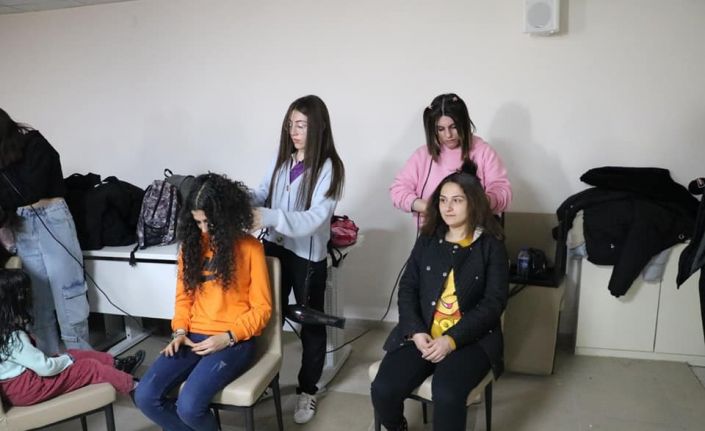 Depremzede kadın ve çocuklara ücretsiz saç kesimi ve cilt bakımı hizmeti^