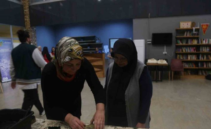 Depremzede kadınlar çocuklar için örgü örüp, taş baskı yaptı