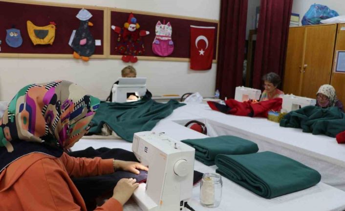 Depremzedeler için gönüllü olarak tulum ve battaniye dikiyorlar