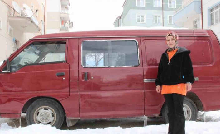 Depremzedeler için minibüsünü satılığa çıkardı