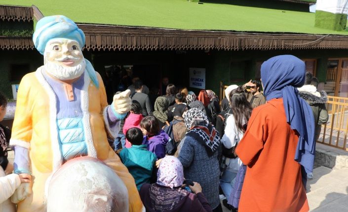 Depremzedeler müzeleri gezdi