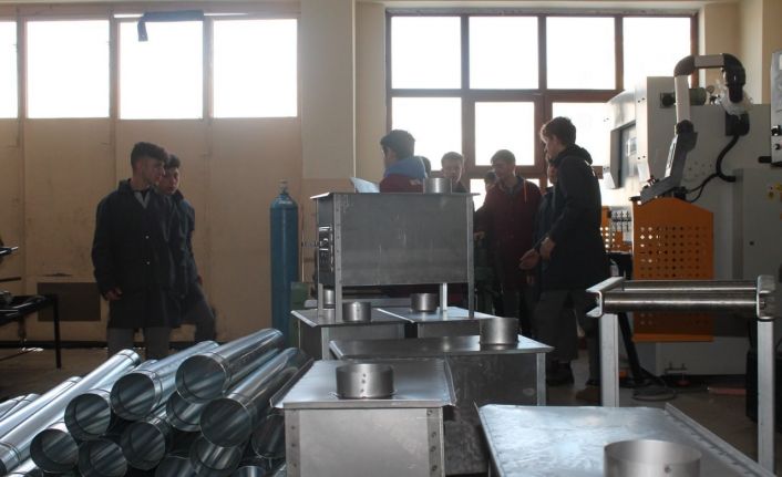 Depremzedeler üşümesin diye liseli gençler soba üretmeye devam ediyor