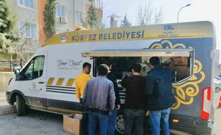 Depremzedelere her gün çorba ve çay ikram ediliyor