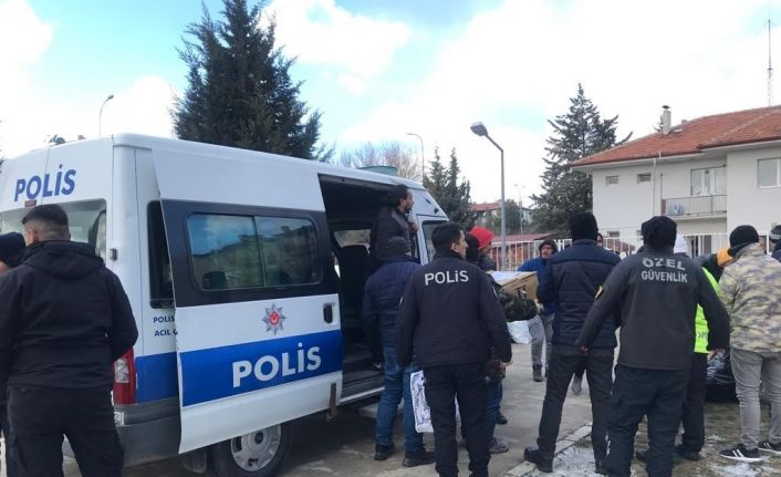 Depremzedelere polisten yardım eli