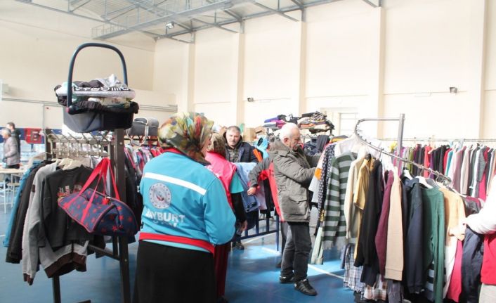 Depremzedelerin ihtiyaçları kurulan seyyar market ve mağazayla karşılanıyor
