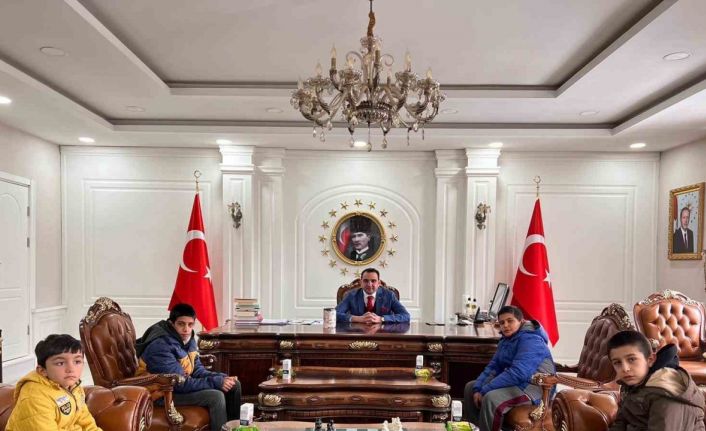 Digorlu öğrenciler anlamlı bağış: “Empati yaptık, bizim bölge de böyle olabilirdi”