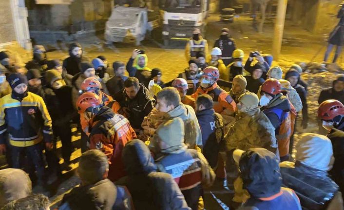 Diyarbakır’da 72 saat sonra bir kadın canlı olarak enkaz altından çıkartıldı