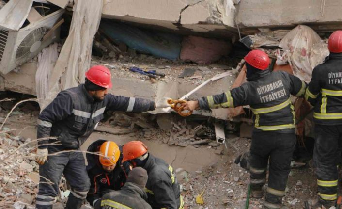 Diyarbakır’da arama ve kurtarma ekipleri gıda ihtiyaçlarını enkaz başında gideriyor